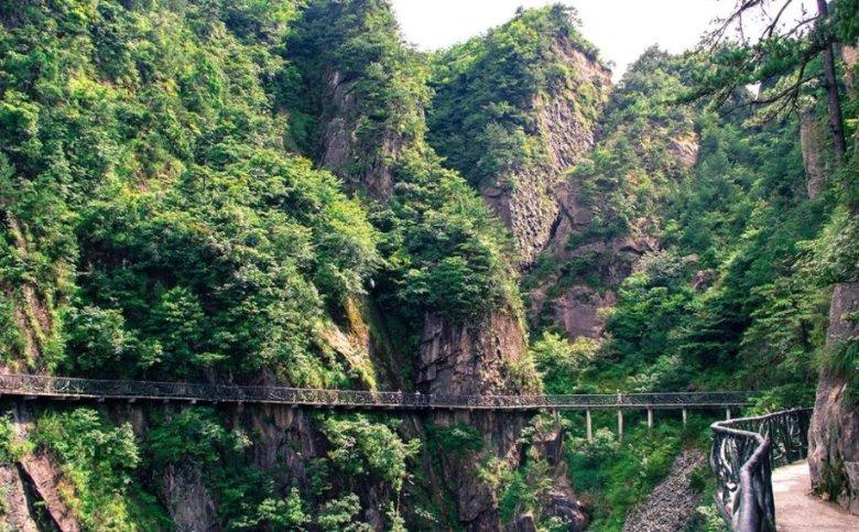 逃离破旧弃城